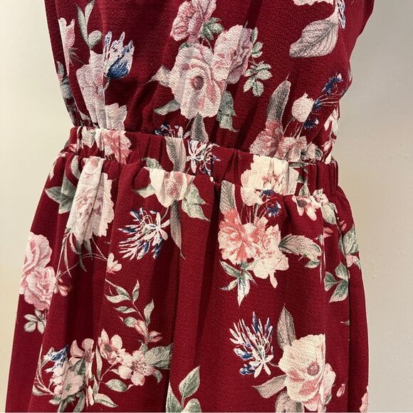 Floral Halter mini Dress in Burgundy with open back - Picture 3 of 12